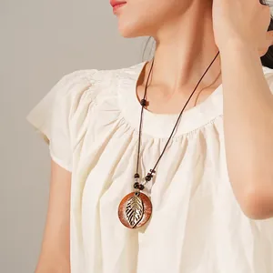 Collier Pendentif Feuille Évidée Alliage Perle De Bois Rétro Bohème Longue Chaîne De Pull Pour Femmes