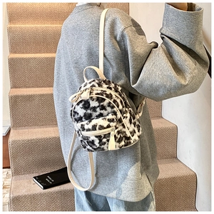 Détail du sac à dos en fausse fourrure douce avec un motif imprimé animal noir et blanc