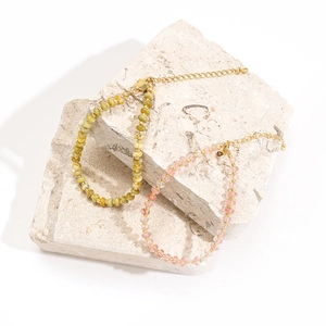 Détails de bracelets bohémiens en pierre naturelle avec fermoirs dorés et chaîne réglable