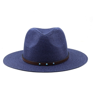 Dettaglio cappello Panama in paglia blu navy con fascia in pelle e perline turchesi