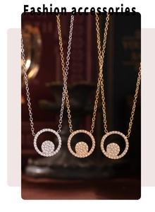 Détail des pendentifs à double cercle imbriqué sertis de cristaux de zircone cubique