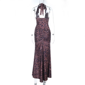Vue détaillée du dos d'une robe dos nu imprimé léopard avec dos ouvert et tissu satiné