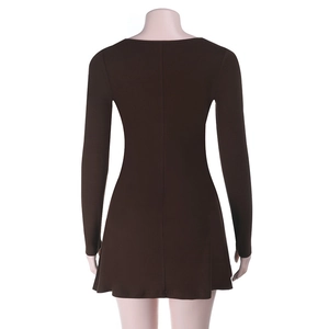 Détail de la vue arrière d'une robe en tricot marron foncé à texture verticale