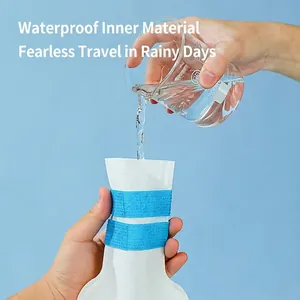 Waterdichte witte hondenschoenen met blauwe klittenbandsluiting voor bescherming in de regen