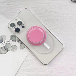 Dettaglio ravvicinato di un supporto MagSafe rosa opaco fissato sul retro del telefono