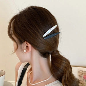 Barrettes élégantes en acrylique avec strass brillants portées par un mannequin avec style