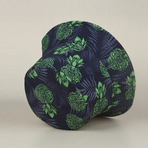 Détail d'un bob bleu marine avec imprimé tropical d'ananas vert et coutures robustes