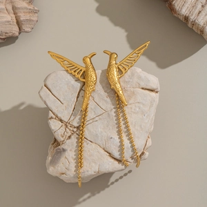 Boucles d'oreilles colibri dorées avec pompon sur pierre pour un look décontracté