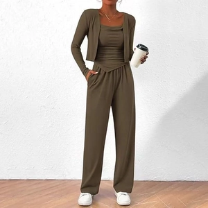 Détail de l'ensemble trois pièces vert olive avec gilet, haut et pantalon large