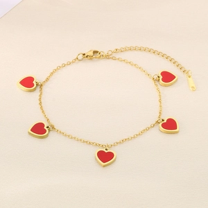 Dettaglio del bracciale placcato oro 18K con cinque ciondoli a cuore rosso e chiusura