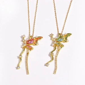 Colliers dorés élégants avec pendentifs papillon ornés de zircons et de perles