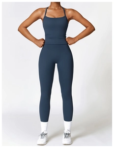 Vue de face de l'ensemble de yoga bleu marine avec soutien-gorge croisé et legging