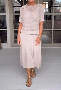 Dettaglio della trama in maglia traforata beige su questo set gonna midi a due pezzi