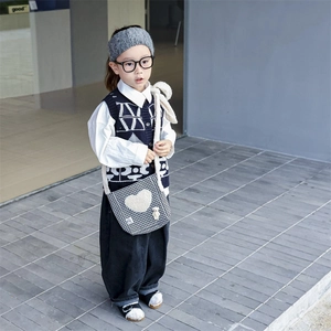 Sac bandoulière enfant à motif pied-de-poule et cœur avec gilet en maille et pantalon
