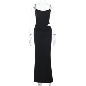 Détail d'une robe longue noire en maille avec découpes latérales sur mannequin invisible