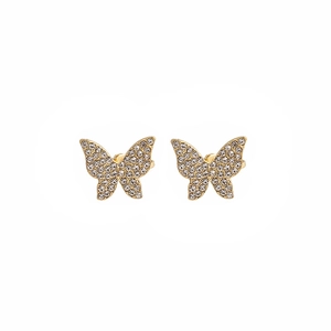 Gros plan de boucles d'oreilles papillon dorées avec zircons étincelants micro-pavés