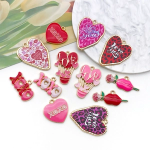 Détails de breloques en émail pour bijoux de Saint-Valentin avec motifs cœurs et lèvres