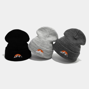 Bonnets en maille outdoor noir et gris avec broderie de montagne et soleil