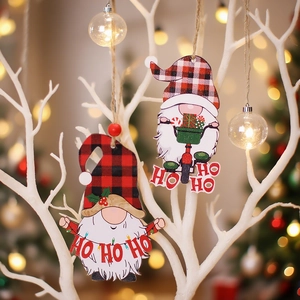 Pendentifs gnomes de Noël en bois à carreaux rouges et noirs sur branches blanches