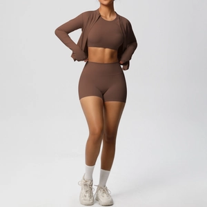 Dettaglio del set yoga marrone caffè con giacca sportiva, reggiseno e pantaloncini