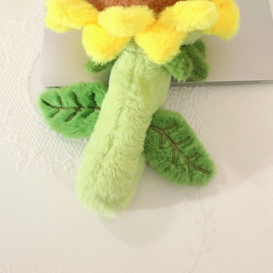 Détail d'une feuille de tournesol en peluche avec broderie verte et texture très douce