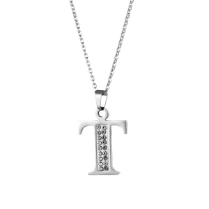 Dettaglio della collana con ciondolo lettera T argento e cristalli scintillanti su fondo bianco