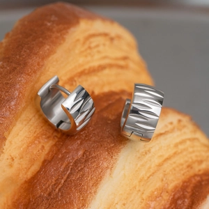 Poliierte silberne Edelstahl Croissant-Ohrringe mit geometrischer Textur für Damen