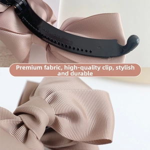 Detail der Haarklammer mit Schleife aus Ripsband und Made in Korea Prägung auf der Basis