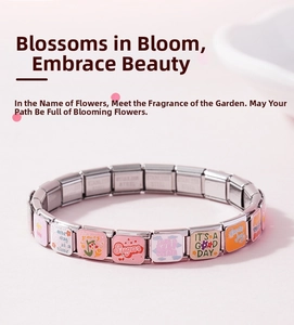 Dettaglio macro del bracciale con ciondoli italiani con motivi colorati in smalto e cuori