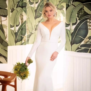 Robe de mariée sirène élégante à manches longues et col en V en satin blanc avec boutons