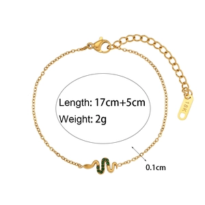 Détail du bracelet chaîne serpent plaqué or 18 carats avec pierre précieuse verte