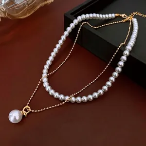 Élégant collier double couche plaqué or avec pendentif perle et détail de lettre A dorée