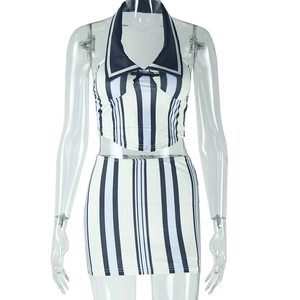 Détail de l'ensemble débardeur dos nu et jupe moulante à rayures bleu marine et crème