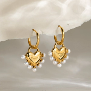Französische Vintage-Herzohrringe mit 18K Gold und weißen Perlen auf weißem Dekor