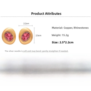 Makro-Detail ovaler rosa Strass-Ohrringe mit mattgoldem Rahmen und Silberstiften