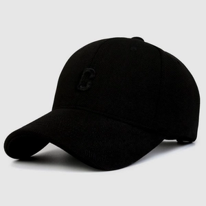 Dettaglio cappello nero con ricamo 3D lettera C e scritte del marchio sul bordo
