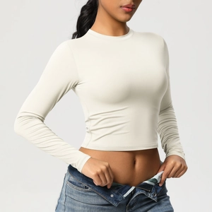 Détail du haut de yoga beige clair avec tissu élastique respirant et col rond classique