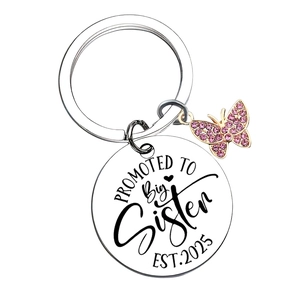 Porte-clés Grande Sœur 2025 en acier inoxydable avec plaque gravée et papillon rose brillant