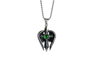 Détail du pendentif croix gothique en acier inoxydable avec ailes et gemme verte