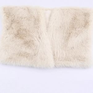 Gilet sans manches en fausse fourrure blanc crème avec une texture douce vue à plat