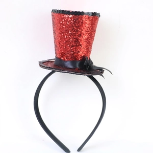 Dettaglio del mini cappello a cilindro con paillettes rosse e fiocco di raso nero