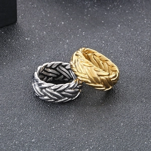 Anello da uomo in acciaio inossidabile intrecciato color oro e argento su fondo grigio
