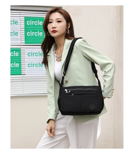 Bolso bandolera de nailon con múltiples bolsillos llevado por una modelo en estilo casual