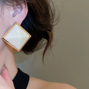 Gros plan d'une boucle d'oreille vintage française en résine sur un mannequin