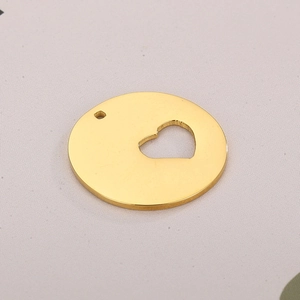 Goldener Edelstahl-Rundanhänger mit einem minimalistischen hohlen herzförmigen Ausschnitt