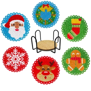 Set van 6 kerst diamond painting onderzetters met rendierontwerpen en zwarte metalen houder