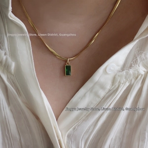 Détail du collier chaîne serpent plaqué or 18 carats avec pierre rectangulaire verte