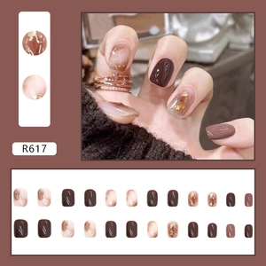 Ongles marbre moka avec accents de feuilles d'or et finition dégradé café chic