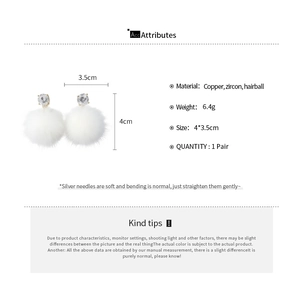 Vue détaillée des boucles d'oreilles à pompon blanc avec zircon, taille 4*3.5cm et 6.4g