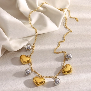 Détails des pendentifs cœur et perles plaqués or 18 carats sur un collier de chaîne chic